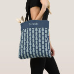 Tote Bag Graphique moderne géométrique bleu marine de Noël<br><div class="desc">Modèle géométrique moderne bébé bleu et marine sapin de Noël audacieux minima graphique de vacances conception tablier de cuisson</div>