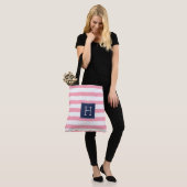 Tote Bag Grilles roses et monogramme bleu (Sur le modèle)