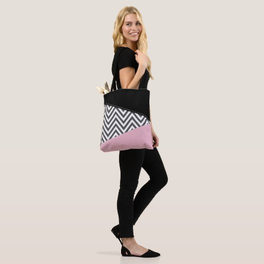 Tote Bag Gris Zigzag, Gris Chevron, Motif Zigzag, Rose (Sur le modèle)