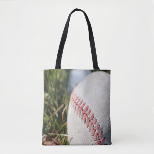 Tote Bag Gros plan d'une balle de baseball dans l'herbe