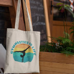 Tote Bag Gymnastique est la vie belle Sunset Gymnaste Turqu<br><div class="desc">La gymnastique,  c'est la vie. Joli cadeau de gymnaste au coucher du soleil avec un bel arrière - plan coloré derrière une femme faisant un joli stand avec les éclaboussures.</div>