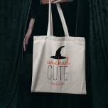 Tote Bag Halloween personnalisé<br><div class="desc">Envoyez votre petit truc ou friandise avec cet adorable sac à bonbons d'Halloween personnalisé,  avec "mignon méchant" en noir et orange surmonté d'une illustration casquette de sorcière noire. Personnalisez avec un nom en lettres oranges modernes.</div>