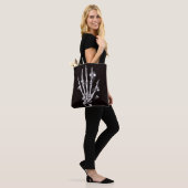 Tote Bag Halloween Squelette main Goth (Sur le modèle)