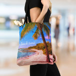 Tote Bag Hawaii Vintage Palm Tree Photo Sur La Citation Du<br><div class="desc">"A l'heure de la plage." Revenez à la mémoire des jours de plage tropicale et paresseux chaque fois que vous profitez de ces vacances Hawaii funky, rétro, look vintage, sac fourre-tout photo en détresse d'un palmier solitaire sur une plage de sable, croissant, avec ciel bleu turquoise clair et l'eau. Faites...</div>