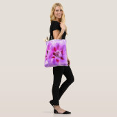 Tote Bag Hibiscus aquarelle violet rose (Sur le modèle)