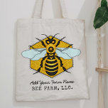 Tote Bag Honeybee Honeypeb Apiary de la ferme d'abeilles Pe<br><div class="desc">Ce sac fourre-tout d'abeilles de miel a une grande abeille sur un arrière - plan clair et brillant de nid d'abeille. L'abeille jaune et noire a des ailes bleu-blanc qui s'étalent comme si elle était prête à voler. L'arrière - plan est une jolie forme de nid d'abeille dorée. Utilisez le...</div>