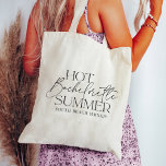 Tote Bag Hot Bachelorette été personnalisé Bachelorette fêt<br><div class="desc">Les totes de jumelage pour votre escapade d'été bachelorette fonctionnalité "chaud bachelorette été" dans la typographie branchée avec une ligne de texte personnalisé en dessous; montré avec la destination et l'année.</div>