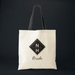 Tote Bag Huile d'or Rose moderne encadrée Monogram Bride<br><div class="desc">Monogramme Rose moderne à huile d'or encadré. Trendy Geometry Carré Frame Stacked Monogram, Avec une police de script élégante, et une conception simple et minimale. Parfait pour un mariage luxueux et élégant en automne ou en hiver, avec palette d'or rose couleur cuivre, gris foncé presque noir et blanc - Sacs...</div>