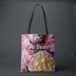 Tote Bag Hydrangée rose et crème comme mariée<br><div class="desc">Offrez-lui quelque chose de spécial avec ce beau sac fourre-tout fleuri rose et élégant "la Mariée". Ce sac fourre-tout fleuri apportera une belle touche à toute occasion, comme les fêtes de mariage, fête d’anniversaire, fête des mères ou tout type de rencontre! Faites une excellente idée cadeau pour ce passionné de...</div>