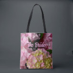 Tote Bag Hydrangée rose et crème comme mariée<br><div class="desc">Offrez-lui quelque chose de spécial avec ce beau sac fourre-tout fleuri rose et élégant "la Mariée". Ce sac fourre-tout fleuri apportera une belle touche à toute occasion, comme les fêtes de mariage, fête d’anniversaire, fête des mères ou tout type de rencontre! Faites une excellente idée cadeau pour ce passionné de...</div>