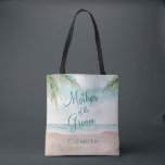 Tote Bag Île Breeze Plage peinte Mère de la chambre<br><div class="desc">Island Breeze Painted Beach Scene, avec Ocean Waves, Sandy Beach et Palm Trees, avec un beau ciel bleu turquoise. Avec Des Polices De Script De Typographie Moderne. Une Plage Tropicale d'été, Ou design de mariage de destination - Mère personnalisée des Sacs fourre-tout de mariée! ~ Regardez ma boutique pour voir...</div>