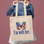Tote Bag I'm With Her Kamala Harris pour le président Butte<br><div class="desc">Je suis avec Son sac fourre-tout. Soutenez Kamala Harris pour le président. Beau papillon du drapeau américain avec de jolies fleurs pour un démocrate qui aime les modèles politiques mignons.</div>