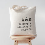 Tote Bag Initiales, coordonnées et date du Mariage de machi<br><div class="desc">Ces sacs fourre-tout mariages minimalistes rustiques font de grands cadeaux de fête de mariée,  des sacs de bienvenue ou des faveurs. La conception simple comprend vos initiales,  les coordonnées de votre emplacement mariage et la date du mariage en lettres vintages noires.</div>