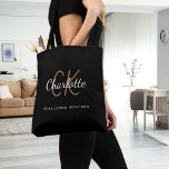 Tote Bag Initiales de nom en monogramme d'or noir en écritu<br><div class="desc">Personnalisez et ajoutez votre prénom,  monogramme initial et nom complet. Fond noir,  texte de couleur blanche et dorée. Le nom est écrit avec un style d'écriture manuscrite moderne.</div>