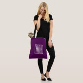 Tote Bag Initiales Monogramme | Blanc Sur Violet Foncé (Sur le modèle)