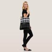 Tote Bag Jacquard noir et blanc et monogramme de Tartan (Sur le modèle)