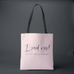 Tote Bag J'ai dit oui le faire-part de fiançailles<br><div class="desc">J'ai dit oui la conception de faire-part de fiançailles. La manière parfaite d'annoncer vos nouvelles passionnantes ou le cadeau parfait pour vous bientôt pour être ami marié. Une partie d'une collection.</div>