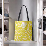 Tote Bag Jaune et Motif blanc avec Monogramme<br><div class="desc">Un joyeux motif de doodle jaune et blanc blanc blanc et blanc blanc habillent cette fourre-tout élégante avec un style coloré et lumineux. Un cadre rond situé dans la partie supérieure du design a un modèle de texte à personnaliser avec votre nom et votre initiale monogramme.</div>