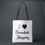 Tote Bag Je 🖤 Chanukah. Shopping<br><div class="desc">Amusez-vous avec plaisir et fantaisie à vos courses de vacances avec notre fête I 🖤 Chanukah shopping fourre-tout! Avec un design typographique audacieux et des couleurs noir et blanc contrastées, ce fourre-tout écologique est parfait pour transporter des cadeaux, des courses, et plus encore tout en diffusant la joie de Chanukah"...</div>