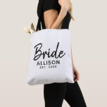 Tote Bag Jeu de mariée blanc noir Date établie Monogramme<br><div class="desc">Vous ne pouvez pas aller sans ce Bride Script Blanc noir établi date Monogramme Sac fourre-tout. Il est conçu de part et d'autre avec "mariée" en lettres noires modernes. Personnalisé avec le nom de la mariée et l'année établie du mariage. Idée cadeau idéal pour la douche nuptiale, la soirée bachelorette...</div>