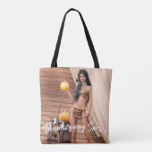 Tote Bag Jeune Amérindien posant sur un mur en bois (Dos)