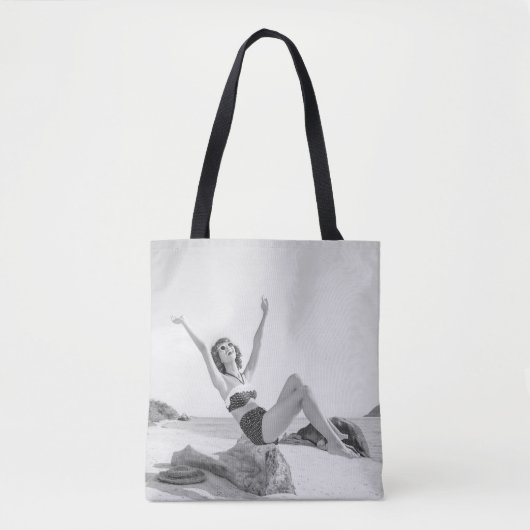 Tote Bag Jeune femme attirante en bikini sur la plage (Devant)