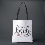 Tote Bag Jolie équipe moderne de calligraphie Mariée person<br><div class="desc">Joli Sac fourre-tout Bouton Personnalisé De L'Équipe De Calligraphie Moderne. Sac fourre-tout tout-en-un personnalisable avec calligraphie moderne noire avec accent du coeur rouge. Ce sera parfait pour les fêtes de bachelorette et comme cadeau pour votre fête de mariée.</div>