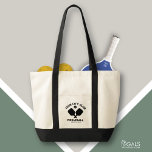 Tote Bag Joueur de l'équipe de Pickleball Club Personnalisé<br><div class="desc">Transportez votre équipement sur le terrain de pickleball avec style avec ce sac fourre-tout super amusant avec des pagaies croisées, une balle et 3 lignes de texte personnalisé. Modifiez facilement le libellé pour inclure le nom de votre club de pickleball, le nom de l'équipe, la ville ou l'emplacement de votre...</div>