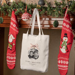 Tote Bag "Joyeux Noël personnalisé avec photo<br><div class="desc">"Célébrez la saison avec ce Joyeux Sac fourre-tout de Noël personnalisé, avec votre photo personnalisée. Ce sac polyvalent et festif est parfait pour les achats de vacances, les cadeaux ou l'utilisation quotidienne. Ajoutez une photo spéciale pour en faire un cadeau unique et réfléchi que les amis et la famille chériront...</div>