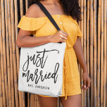 Tote Bag Juste Marié Lune de miel personnalisée<br><div class="desc">Offrez-vous l'essentiel de votre lune de miel dans notre fourre-tout personnalisé chic "Just Married" et commencez votre vie conjugale dans le style. La conception de typographie moderne comporte des caractéristiques "juste marié" dans le style manuscrit marqueur de brosse avec votre nom ou choix de personnalisation sous.</div>