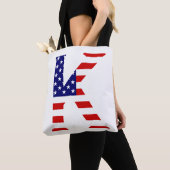Tote Bag K Monogramme superposé sur le pavillon américain (De près)