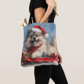 Tote Bag Keeshond Chien dans la corniche laissez-le neiger (De près)