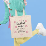 Tote Bag Kiss The Miss Goodbye Bachelorette Party<br><div class="desc">Ce sac fourre-tout de soirée bachelorette amusant et flirtant est parfait pour toute fête de mariée et de mariée célébrant le prochain grand jour! Le sac présente une sélection de lèvres roses avec les mots "Embrasse les Miss Adieu", le nom de la mariée, et la date. C'est parfait pour toute...</div>