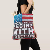 Tote Bag La contraception commence à l'érection mains des f (De près)