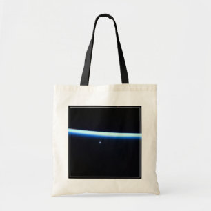 Tote Bag La fine ligne de l'atmosphère terrestre et une lun