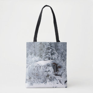 Tote Bag La neige a couvert le cottage dans les jardins