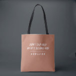 Tote Bag La typographie moderne ne s'inquiète pas de citer<br><div class="desc">La typographie moderne ne vous inquiétez pas de ne pas trébucher sur ce qui se cache derrière vous citez le design en terre cuite.</div>
