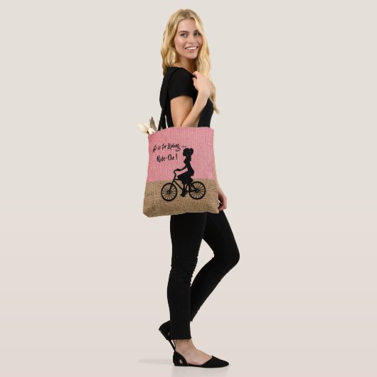 Tote Bag La Vie Vit - Ride Sur Burlap Texture Arrière - pla (Sur le modèle)