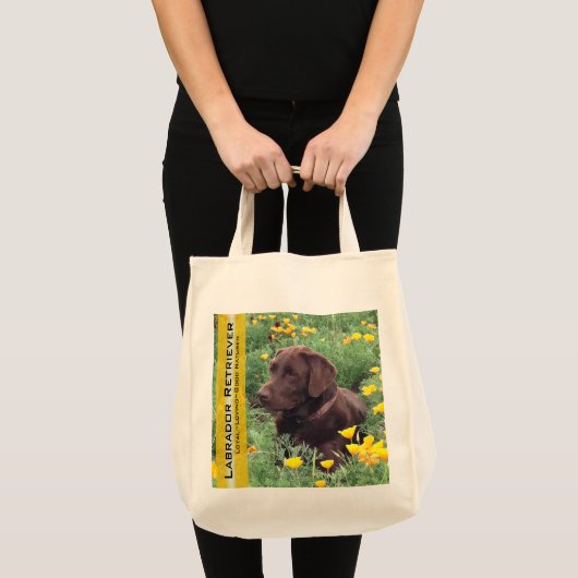 Tote Bag Labrador Chocolat Réutilisable dans un Champ de Pa (Devant (produit))