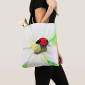 Tote Bag Ladybird sur une peinture à fleurs blanches (De près)