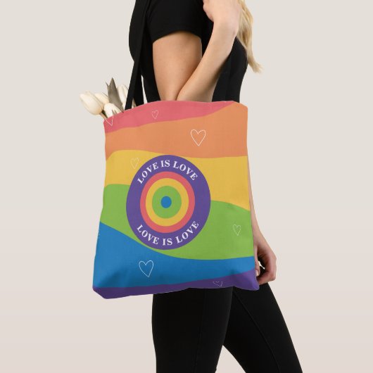 Tote Bag L'amour est amour Pride arc en ciel avec les coeur (De près)
