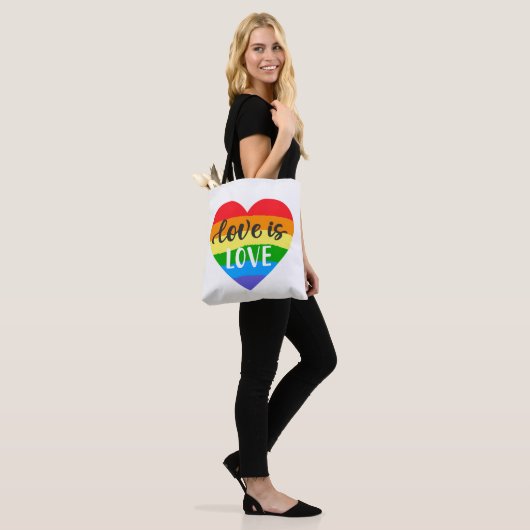 Tote Bag L'amour est l'amour le coeur arc-en-ciel (Sur le modèle)