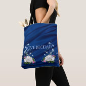 Tote Bag L'amour fleurit les roses blancs que le bleu (De près)