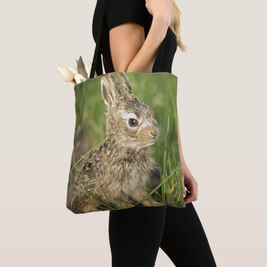 Tote Bag Lapin de bébé dans l'herbe (De près)