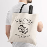 Tote Bag Las Vegas Dice Roll Accueil personnalisé<br><div class="desc">Un ensemble unique de sacs fourre-tout personnalisés adaptés à votre mariage de destination à Vegas. Il comporte un texte de bienvenue suivi du nom de l'emplacement ou de la personne qui reçoit le sac. Sous cela il y a deux dés noirs roulants. Tous les éléments de cette conception sont personnalisables...</div>