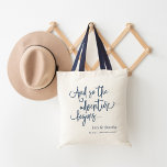 Tote Bag L'aventure commence | Accueil personnalisé de mari<br><div class="desc">Bienvenue invités à votre week-end mariage ou mariage de destination avec ces sacs fourre-tout personnalisés chic et modernes. Caractéristiques du design "et donc l'aventure commence" en écriture classique bleu marine,  avec vos noms et date mariage en dessous.</div>