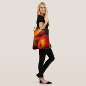 Tote Bag Le Baiser de Nectarine – Un Portrait Intime (Sur le modèle)