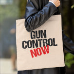 Tote Bag Le contrôle des armes à feu à présent réformer les<br><div class="desc">Il est temps que notre gouvernement adopte des lois et des règlements plus sévères sur les armes à feu pour protéger nos citoyens et réduire nos taux de criminalité. Je crois aux contrôles des arrière - plans, aux lois sur les armes raisonnables et à la réforme des armes. Sac fourre-tout...</div>
