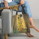 Tote Bag Le Kiss Klimt<br><div class="desc">Le Sac fourre-tout Kiss Klimt - Ce sac passionnant présente l'oeuvre du peintre autrichien Gustav Klimt The Kiss. L'oeuvre de 1907 dépeint un couple enfermé dans l'intimité, tandis que le reste du tableau se dissout dans un motif plat chatoyant et extravagant. Gardez à portée de main vos éléments essentiels grâce...</div>