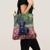 Tote Bag Le Labrador Noir Dans Les Feuilles D'Automne (De près)